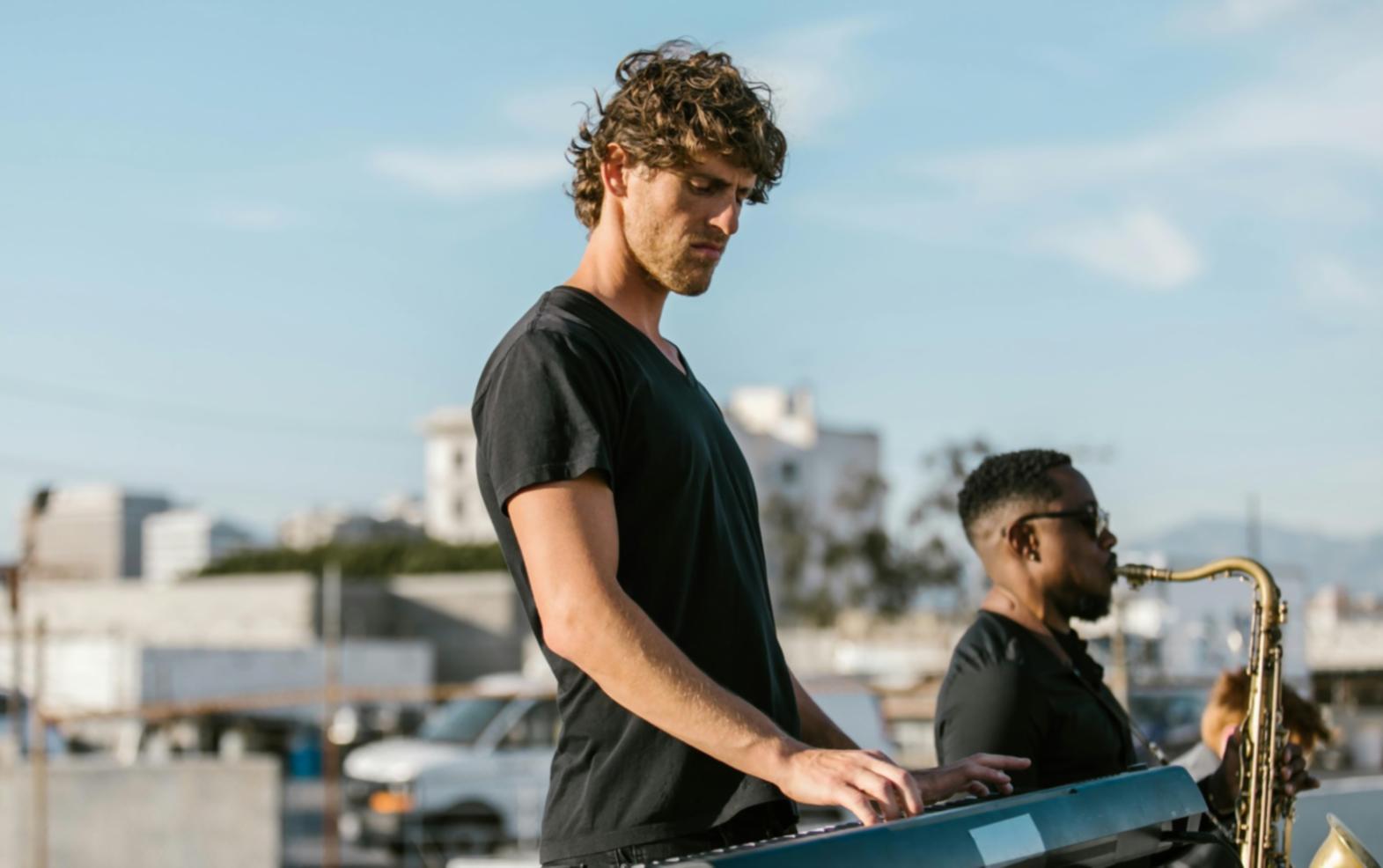 Studente al lavoro in studio di registrazione professionale