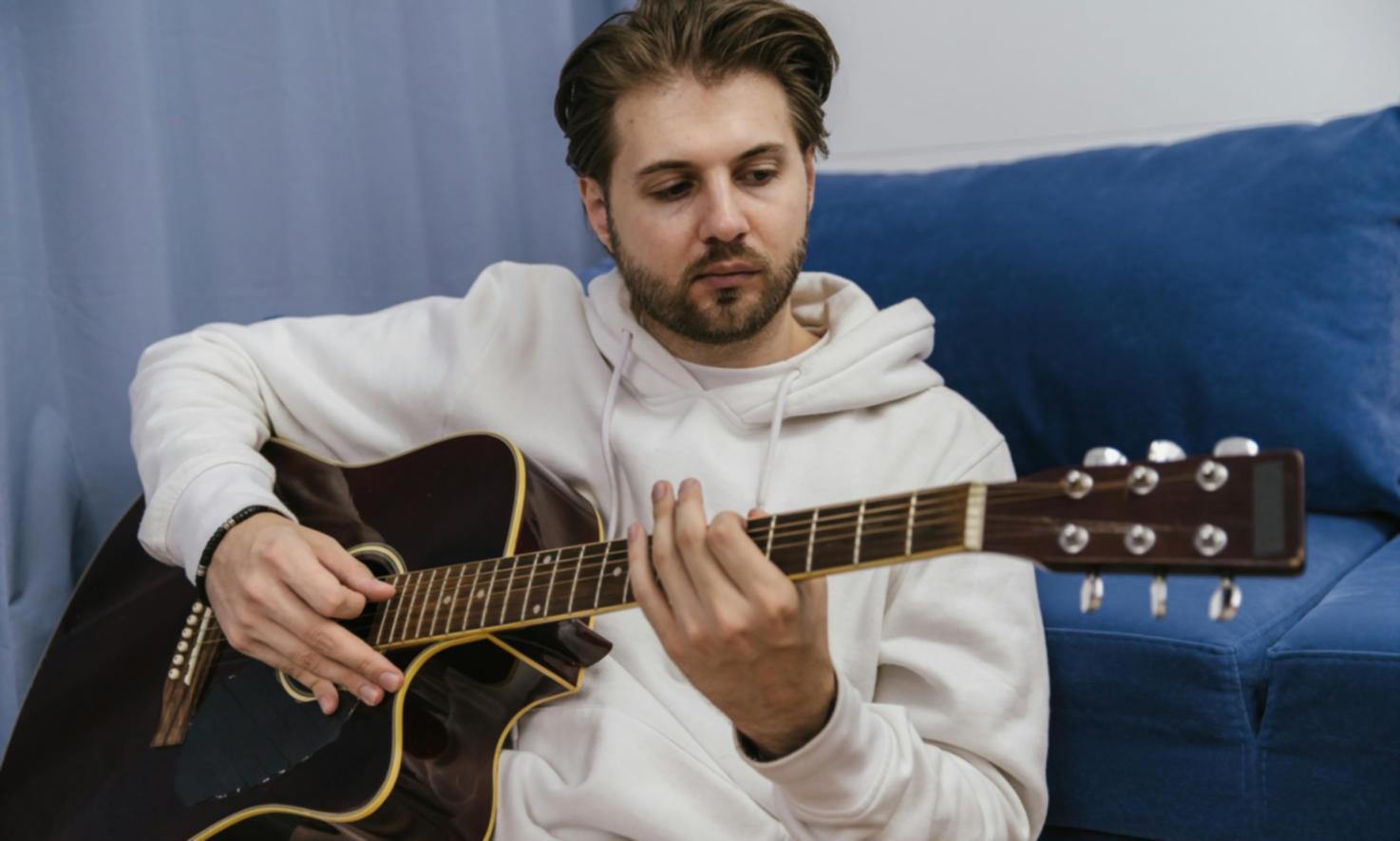 Studio di registrazione professionale con mixer e attrezzatura audio